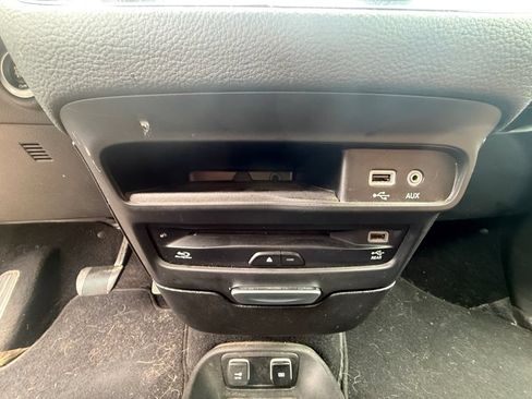Used 2018 Chrysler Pacifica Limited FWD image 26
