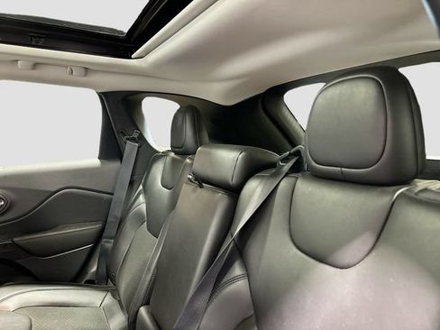 Used 2019 Jeep Cherokee Latitude Plus AWD/4WD image 25