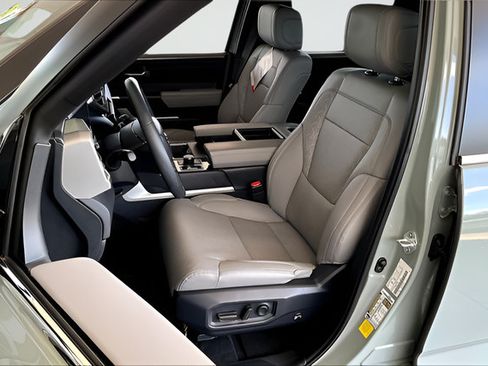 Used 2025 Toyota Tundra Limited AWD/4WD image 18