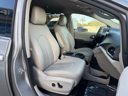 Used 2017 Chrysler Pacifica Touring-L Plus w/ Tire & Wheel Group image 27