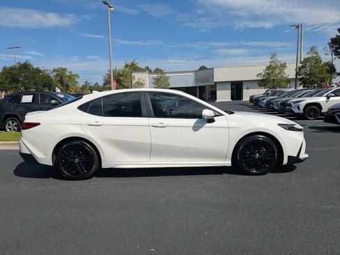 Used 2025 Toyota Camry SE FWD image 3