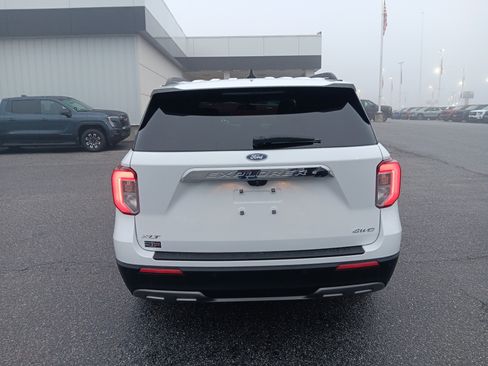 Used 2022 Ford Explorer XLT w/ Equipment Group 202A image 5