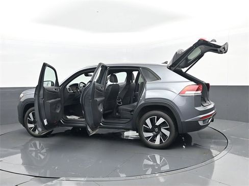 Used 2025 Volkswagen Atlas Cross Sport SE image 32