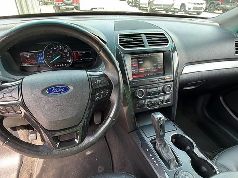 Used 2016 Ford Explorer XLT w/ Equipment Group 202A AWD/4WD image 28