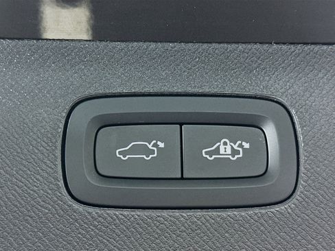 Used 2024 Volvo XC90 B5 Core w/ Protection Package Premier image 32