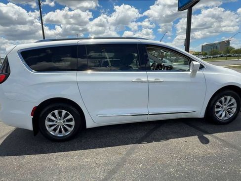 Used 2018 Chrysler Pacifica Touring-L FWD image 9