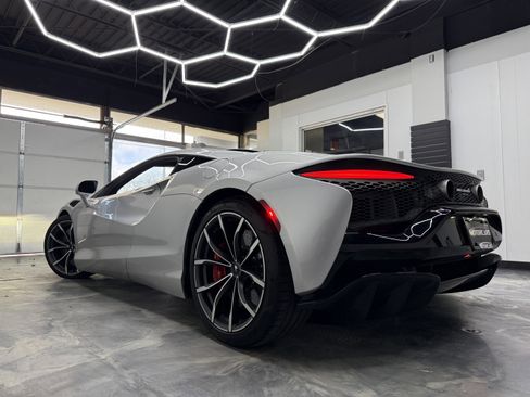 Used 2023 McLaren Artura RWD image 3