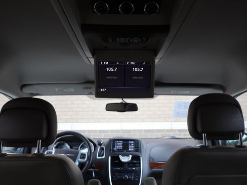 Used 2014 Chrysler Town & Country Touring FWD image 29