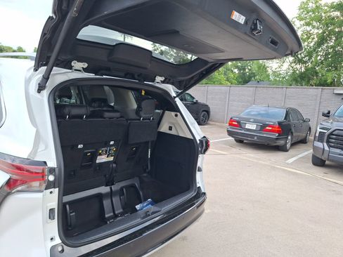 Used 2025 Toyota Sienna Platinum AWD/4WD image 35