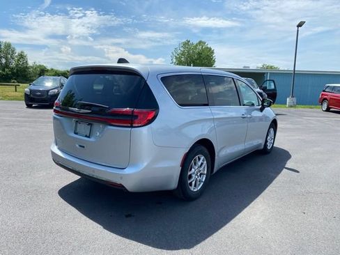 Used 2024 Chrysler Pacifica Touring-L FWD image 24