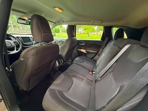 Used 2017 Jeep Cherokee Latitude w/ Safety/Convenience Group AWD/4WD image 7