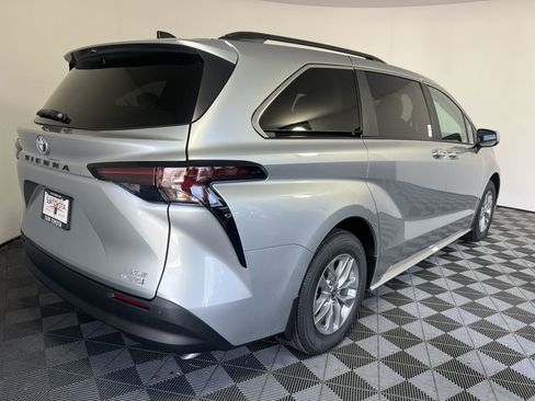 Used 2024 Toyota Sienna XLE FWD image 4