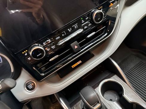 Used 2024 Toyota Highlander Limited image 31