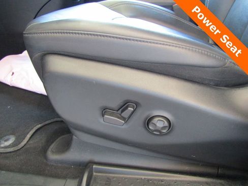 Used 2025 Chrysler Pacifica Select FWD image 7