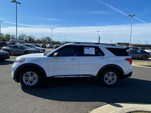 Used 2022 Ford Explorer XLT w/ Equipment Group 202A image 4