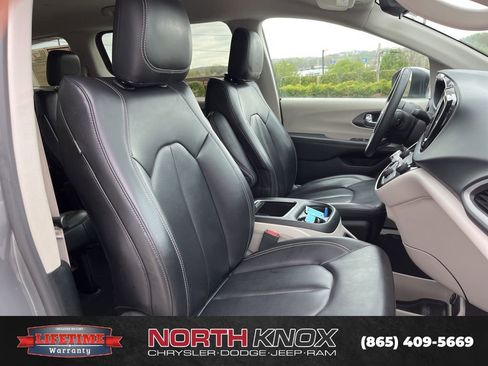 Used 2023 Chrysler Pacifica Touring-L FWD image 25