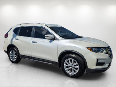 Used 2018 Nissan Rogue SV image 3