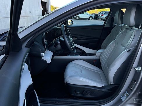 Used 2025 Hyundai Elantra Limited image 10