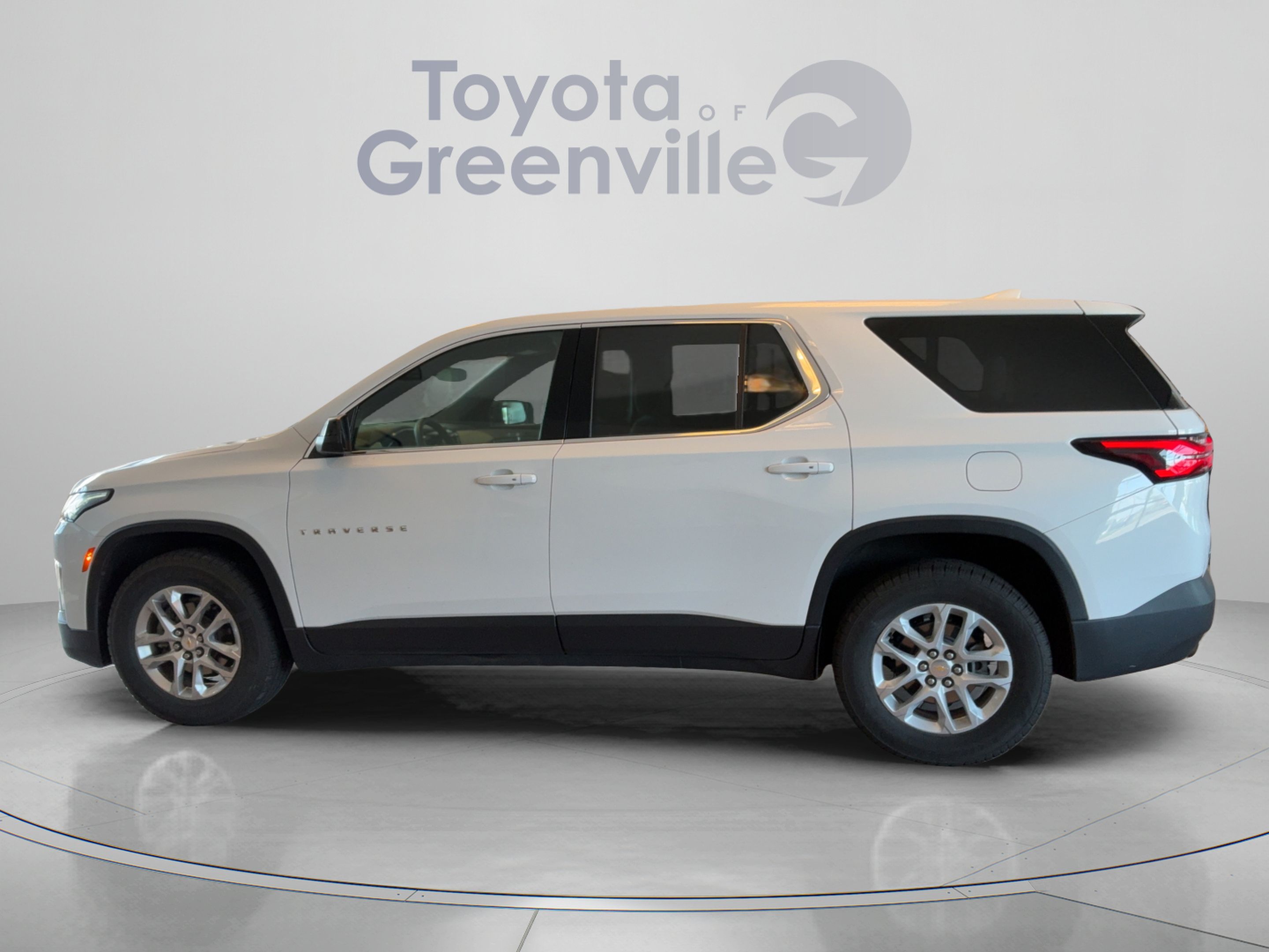 Used 2022 Chevrolet Traverse LS FWD image 2