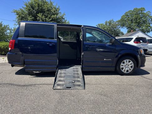 Used 2014 Dodge Grand Caravan SE w/ Quick Order Package 29E SE FWD image 4