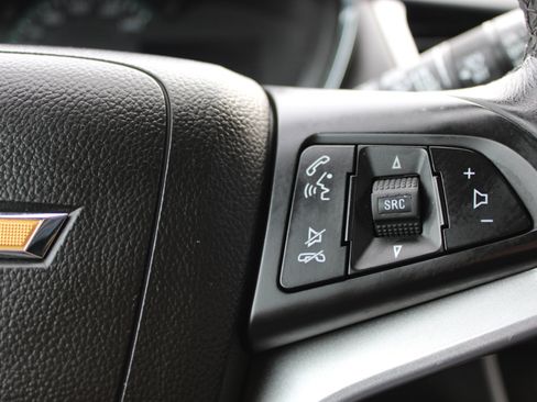 Used 2021 Chevrolet Trax LT w/ LT Convenience Package image 17