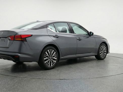 Used 2025 Nissan Altima 2.5 SV image 9