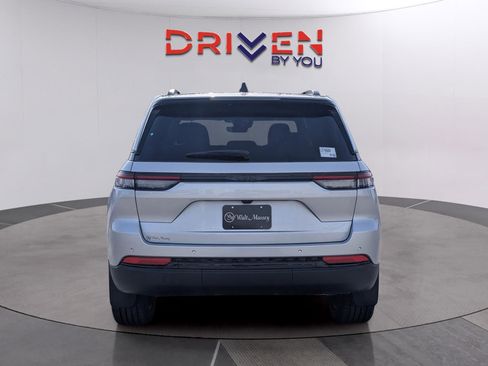 New 2025 Jeep Grand Cherokee Altitude image 6