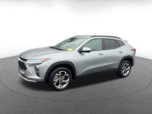 Used 2025 Chevrolet Trax LT image 8