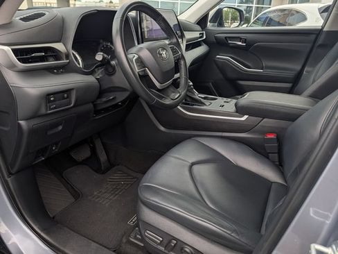 Used 2023 Toyota Highlander XLE FWD image 14