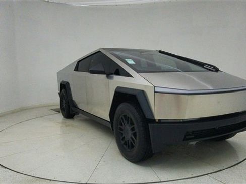 Used 2025 Tesla Cybertruck AWD Crew Cab image 60