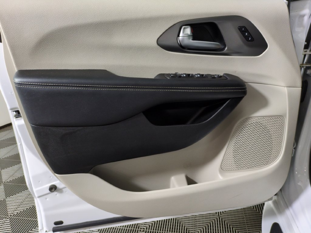 Used 2022 Chrysler Pacifica Touring-L w/ Uconnect Theater Family Group AWD/4WD image 14