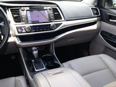 Used 2019 Toyota Highlander XLE FWD image 10
