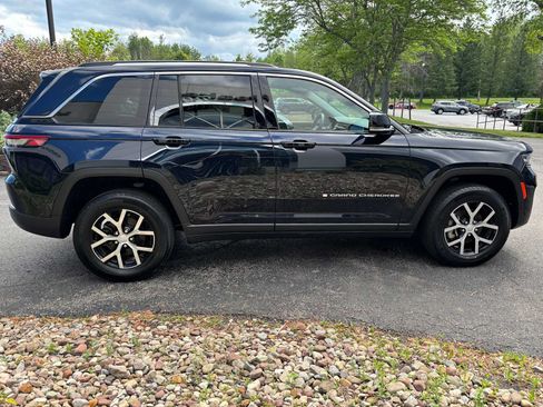 Used 2023 Jeep Grand Cherokee Limited w/ Trailer Tow Prep Group (B) AWD/4WD image 10