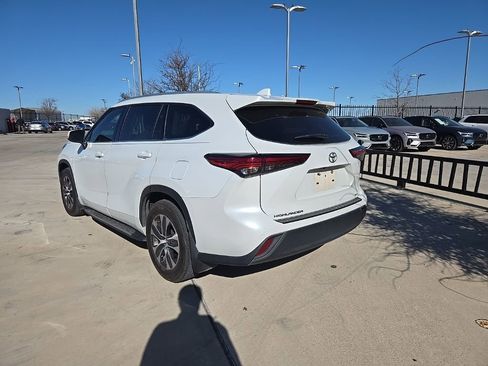 Used 2022 Toyota Highlander XLE image 4
