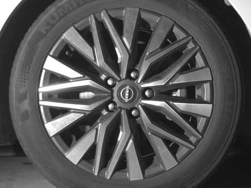 Used 2025 Nissan Altima 2.5 SV FWD image 13