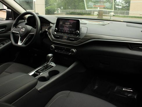 Used 2025 Nissan Altima 2.5 SV FWD image 24