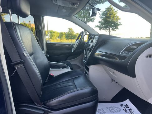 Used 2014 Chrysler Town & Country Touring FWD image 11