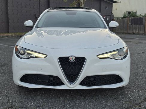 Used 2018 Alfa Romeo Giulia RWD image 2