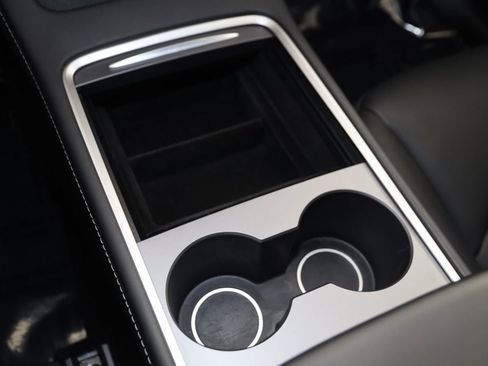 Used 2025 Tesla Model Y Long Range image 29