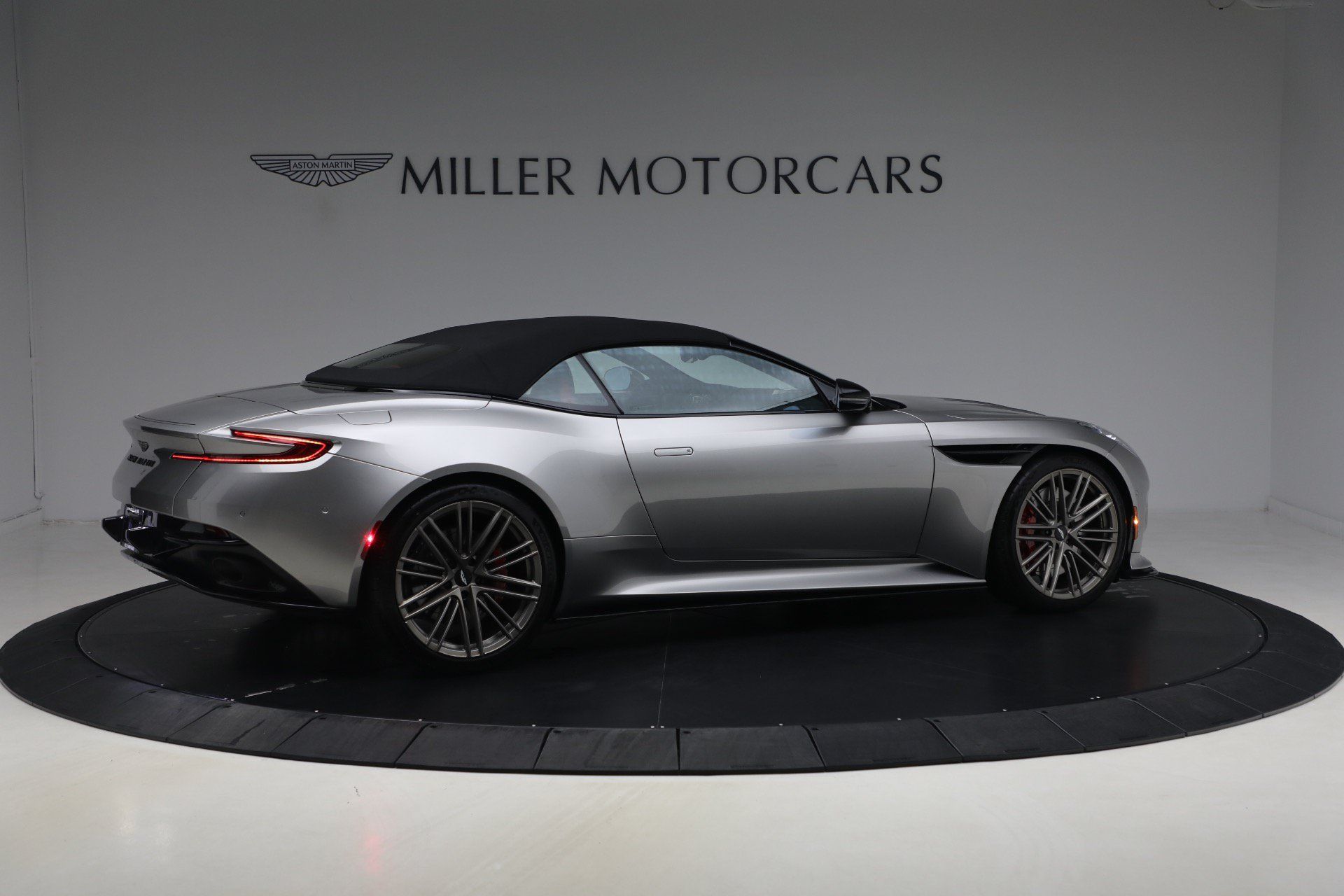 Used 2024 Aston Martin DB12 Convertible RWD image 21