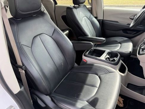 Used 2024 Chrysler Pacifica Touring-L image 12