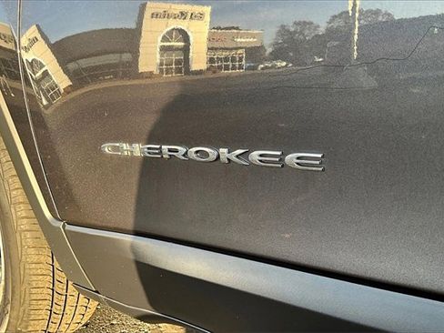 Used 2019 Jeep Cherokee Limited image 22