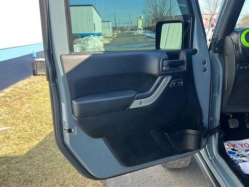 Used 2015 Jeep Wrangler Unlimited Rubicon w/ Connectivity Group AWD/4WD image 8