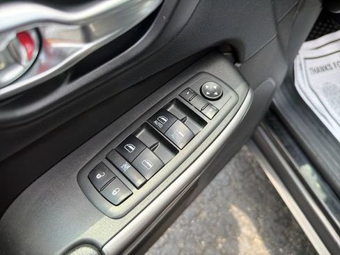 Used 2019 Jeep Cherokee Latitude Plus w/ Cold Weather Group AWD/4WD image 11