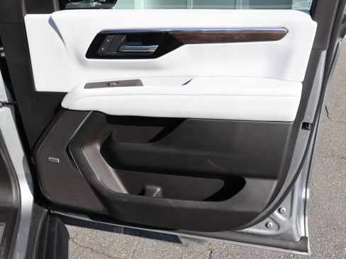 Used 2025 Chevrolet Tahoe Premier AWD/4WD image 41