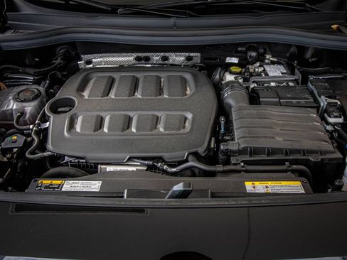Certified 2025 Volkswagen Tiguan SE R-Line FWD image 10