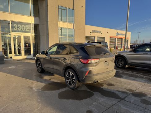 Used 2022 Ford Escape SE w/ SE Sport Appearance Package image 4