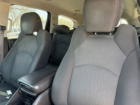 Used 2015 Chevrolet Traverse LT w/ Style and Technology Package FWD image 17