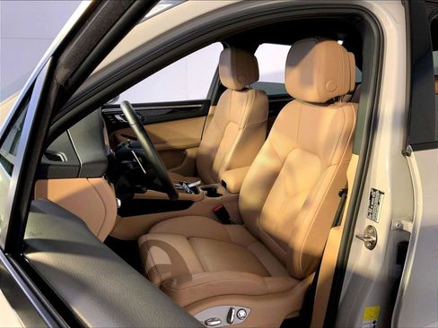 Certified 2026 Porsche Macan AWD/4WD image 5