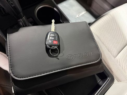 Used 2015 Toyota Camry LE image 42